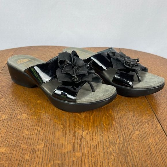 Dansko Dahlia Black Patent Toe Post Thong Sandals Wedge Flower Size 38 - Picture 2 of 11